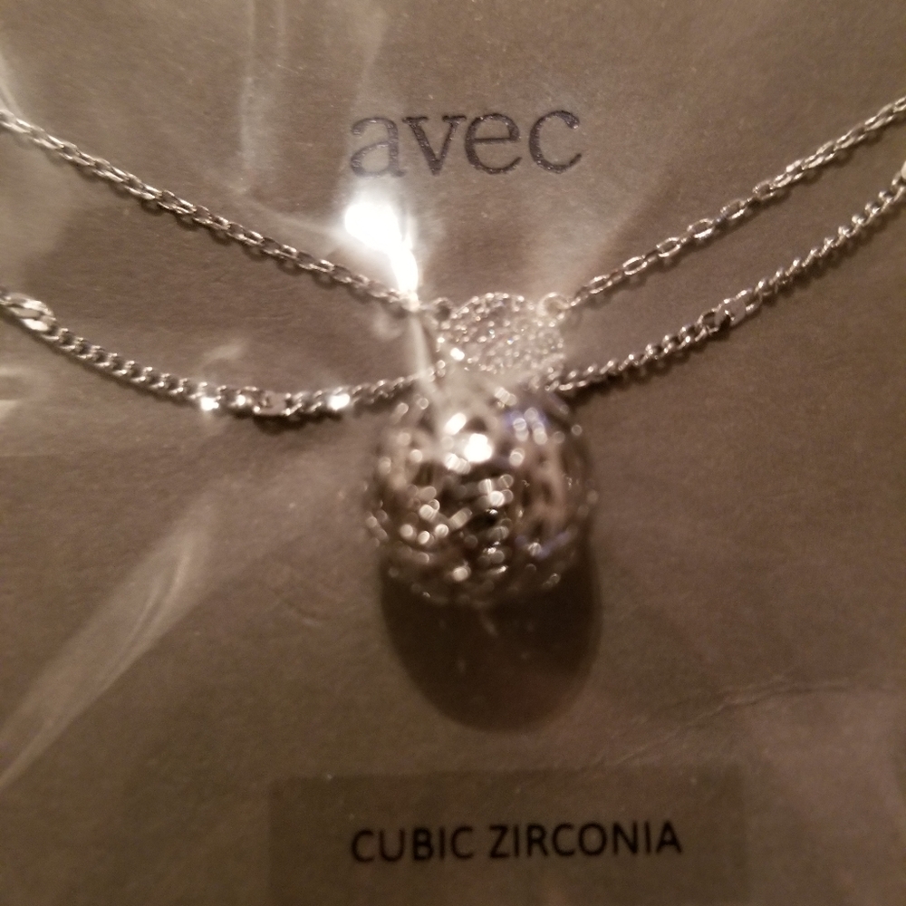 AVEC Necklace - Picture 2 of 2
